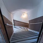 Z Historia, Klahra Myweek Lägenhet