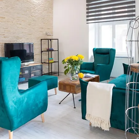 Apartment Z Historia, Klahra Myweek *