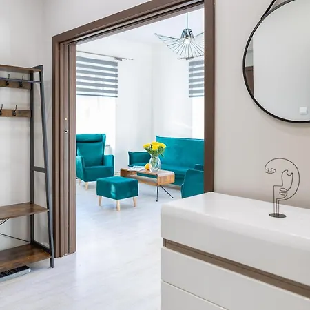 Z Historia, Klahra Myweek *