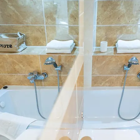 Z Historia, Klahra Myweek Apartmán