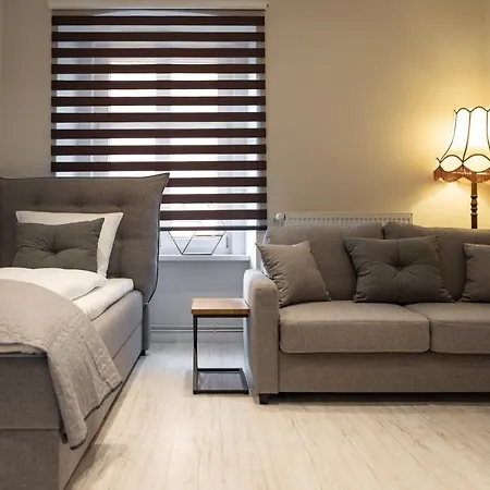 Z Historia, Klahra Myweek Apartment