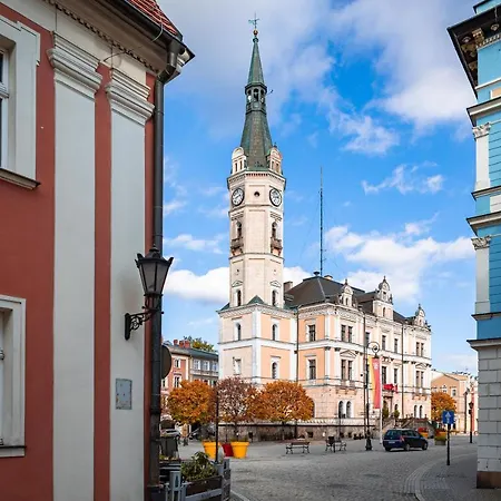 Z Historia, Klahra Myweek *