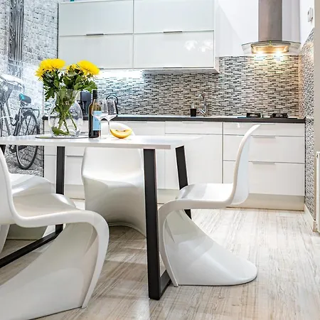 Z Historia, Klahra Myweek *