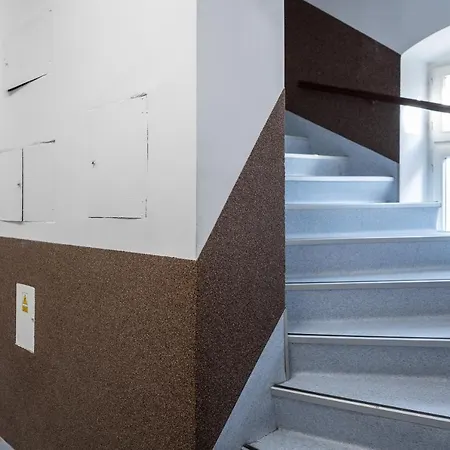 Apartment Z Historia, Klahra Myweek