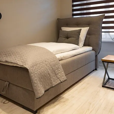 Apartment Z Historia, Klahra Myweek
