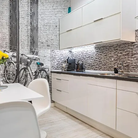 Z Historia, Klahra Myweek Apartamento