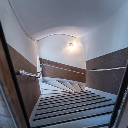 Z Historia, Klahra Myweek Apartmán