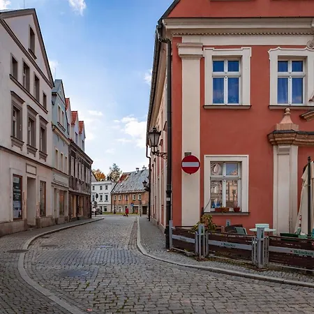 Z Historia, Klahra Myweek Apartment
