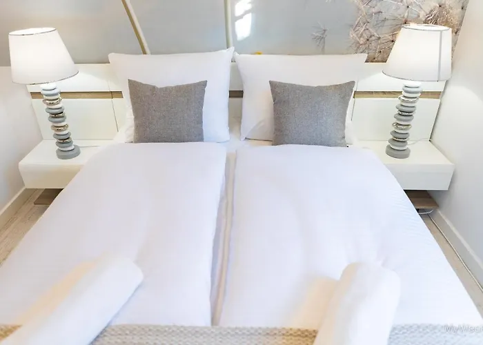 Z Historia, Klahra Myweek Διαμέρισμα