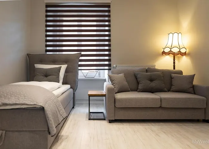 Z Historia, Klahra Myweek Διαμέρισμα