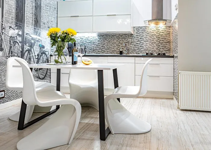 Z Historia, Klahra Myweek *