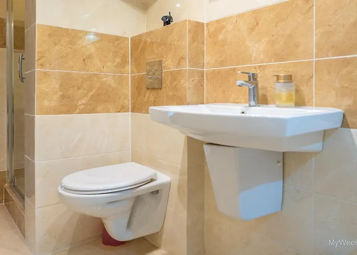 Z Historia, Klahra Myweek *