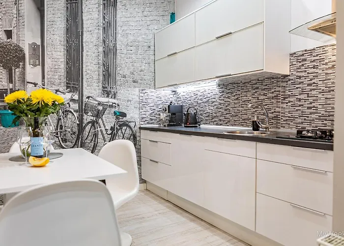 Z Historia, Klahra Myweek Διαμέρισμα