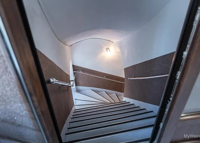 Z Historia, Klahra Myweek Διαμέρισμα